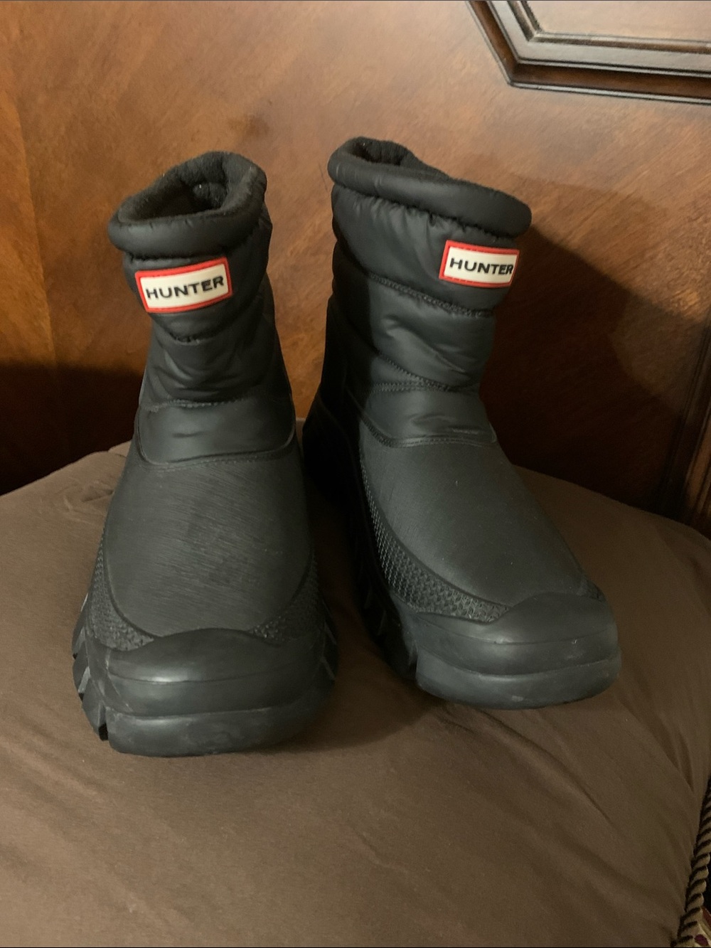 Hunter ladies Black Quilted Snow Boots with Red Logo